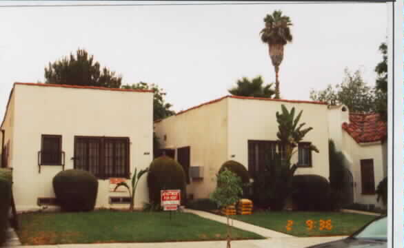 832-834 N Poinsettia Pl in Los Angeles, CA - Foto de edificio