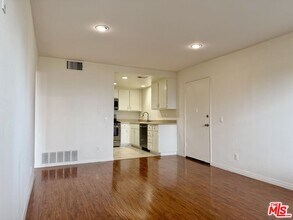 1348 E Hillcrest Dr in Thousand Oaks, CA - Building Photo - Building Photo