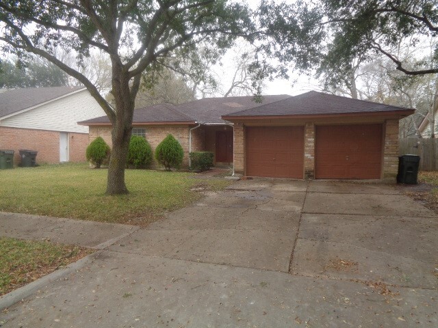 14022 Greenway Dr in Sugar Land, TX - Building Photo - Building Photo