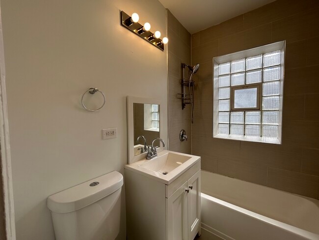 3018 N Karlov Ave, Unit 1 in Chicago, IL - Foto de edificio - Building Photo