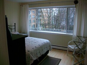 2196 Lakeshore Rd in Burlington, ON - Building Photo - Building Photo