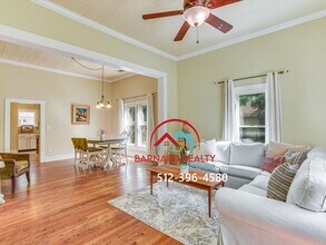 1128 Hopkins St in San Marcos, TX - Building Photo - Building Photo