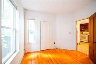 170 Pleasant St, Unit 1 in Cambridge, MA - Foto de edificio - Building Photo