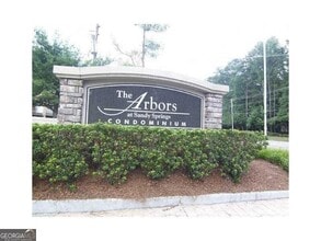 6940 Roswell Rd in Atlanta, GA - Foto de edificio - Building Photo