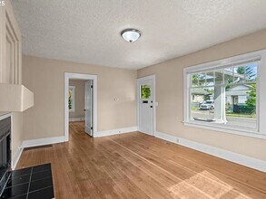 8316 SE Raymond Ct in Portland, OR - Building Photo - Building Photo