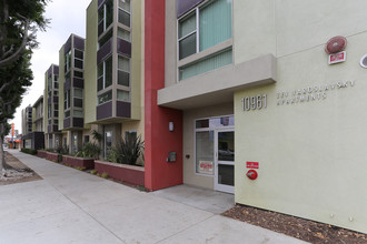 Zev Yaroslavsky Apartments in Los Angeles, CA - Foto de edificio - Building Photo