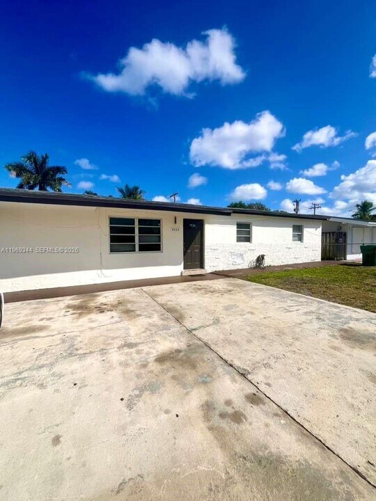 4924 SW 44th Ave in Fort Lauderdale, FL - Building Photo