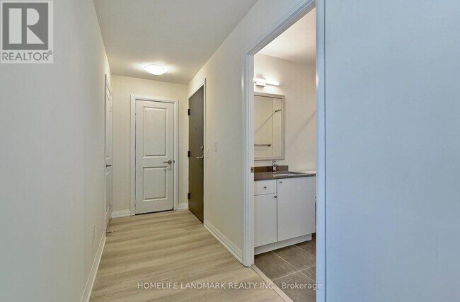 3270 Sheppard Ave E in Toronto, ON - Building Photo - Building Photo