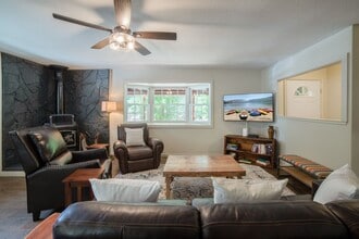 23899 Sierra Pine Ave in Twain Harte, CA - Foto de edificio - Building Photo