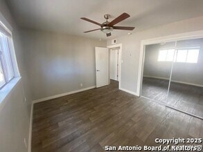 743 Byrnes Dr in San Antonio, TX - Foto de edificio - Building Photo