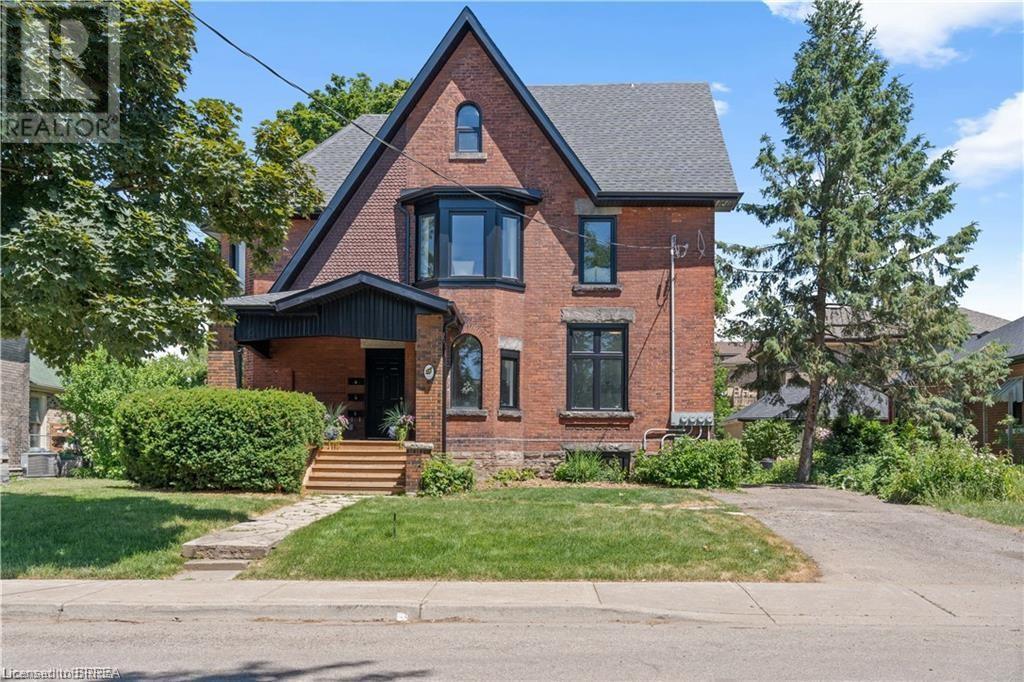 16 Arthur St in Brantford, ON - Building Photo