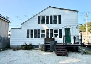 94 Blackhall St in New London, CT - Building Photo - Building Photo