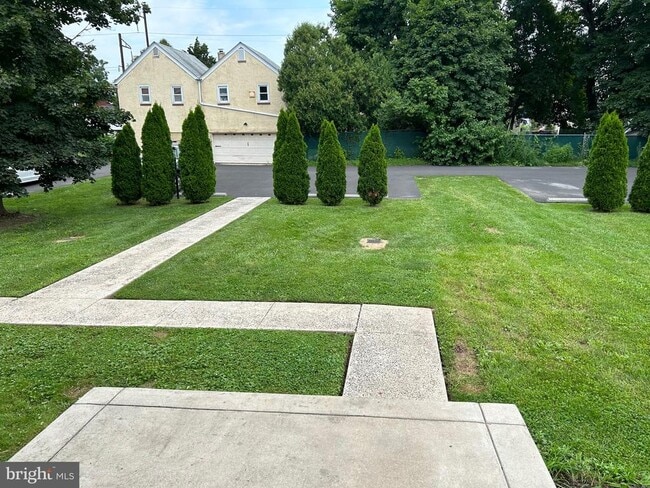 319 Maple Ave in Ambler, PA - Building Photo - Building Photo