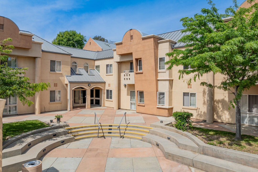 International Village UCR Student Housing in Riverside, CA - Foto de edificio