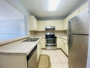 351 Palm Way in Pembroke Pines, FL - Building Photo - Building Photo