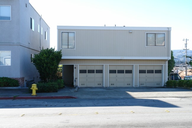 477 Baden Ave in South San Francisco, CA - Foto de edificio - Building Photo