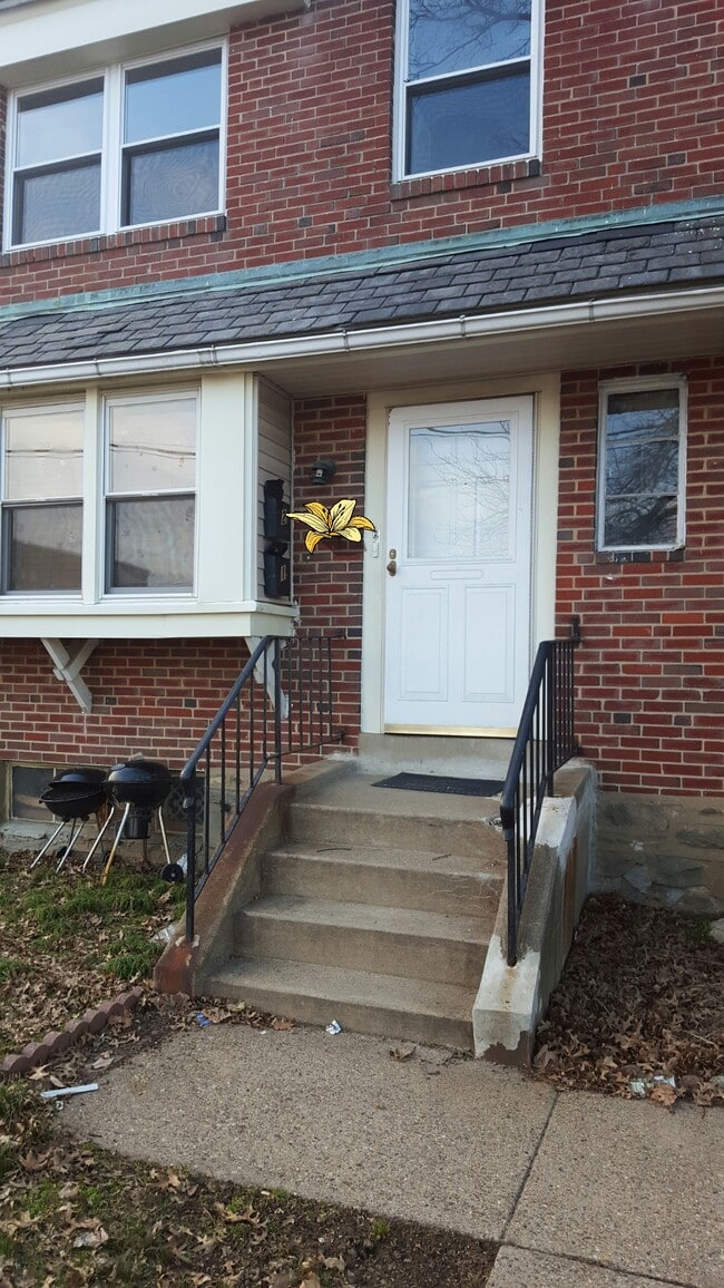 1335 E Sedgwick St, Unit 2