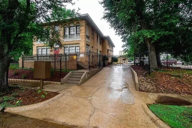 property at 814 N Congress St