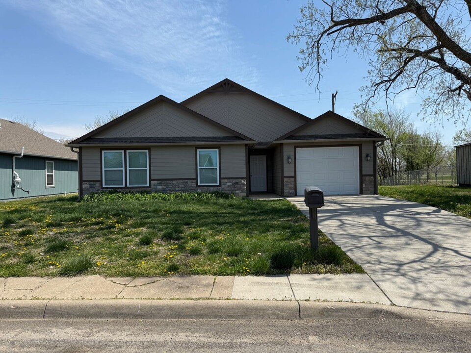 7112 SW Greenview Dr in Topeka, KS - Foto de edificio