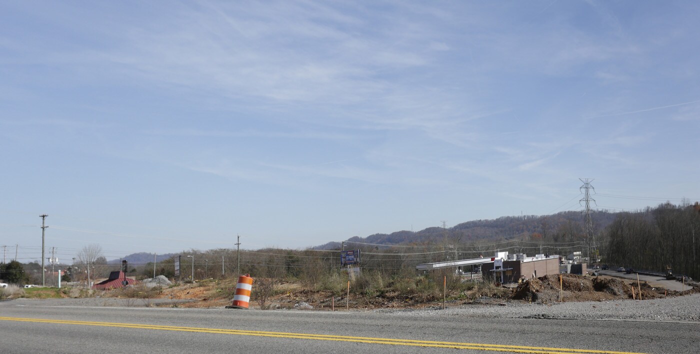 7130 Clinton Hwy in Powell, TN - Building Photo