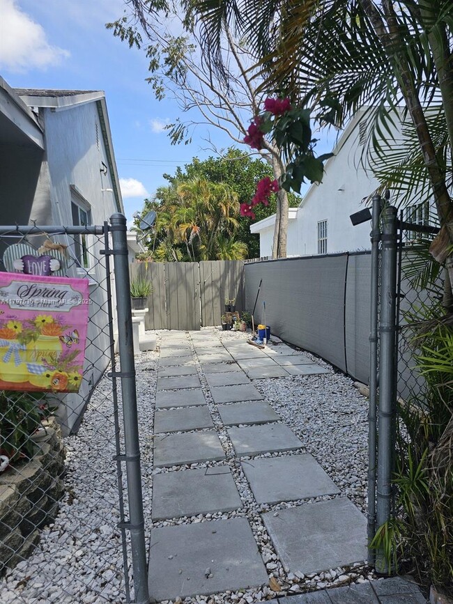 2315 Cleveland St in Hollywood, FL - Building Photo - Building Photo