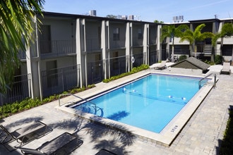 Dauphine Apartments in Tampa, FL - Building Photo - Building Photo