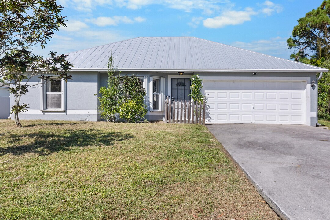173 SW Ray Ave in Port St. Lucie, FL - Foto de edificio