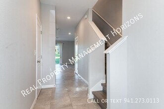 2483 Midnight Pearl Dr in Sarasota, FL - Foto de edificio - Building Photo