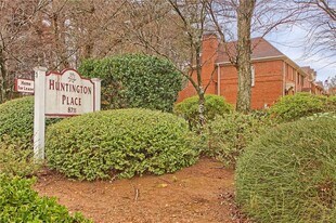 8 Huntington Pl Dr in Atlanta, GA - Building Photo