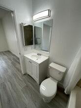 11459 Collins St in Los Angeles, CA - Foto de edificio - Building Photo