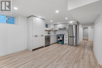 211 Gilbert Ave in Toronto, ON - Building Photo - Building Photo