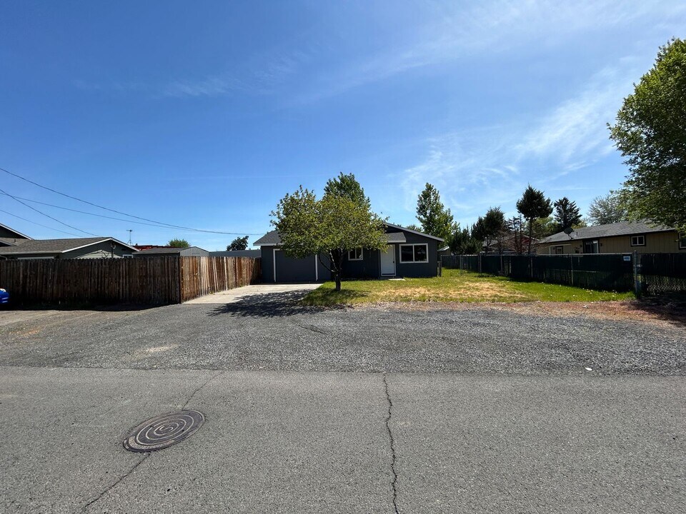2434 SW 29th St in Redmond, OR - Building Photo