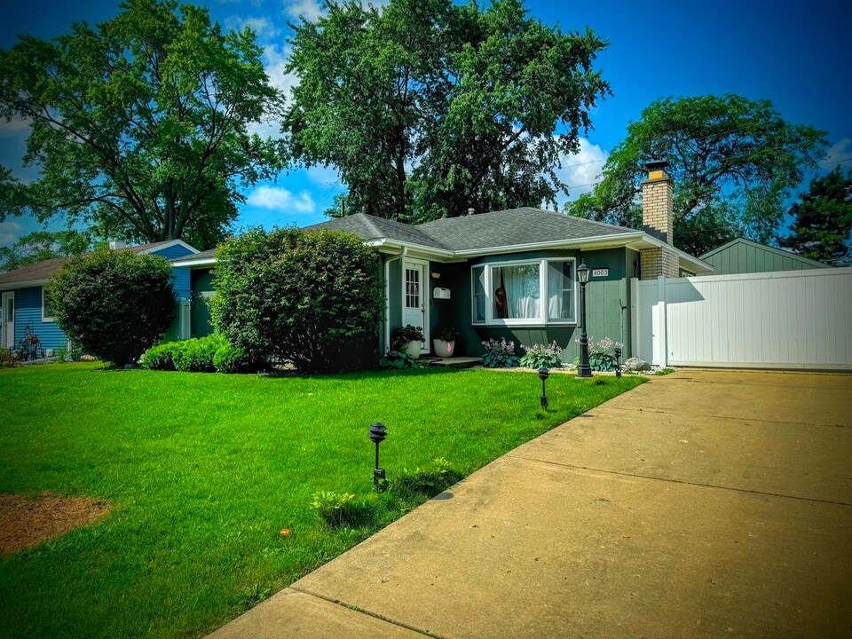 4003 Owl Dr in Rolling Meadows, IL - Building Photo