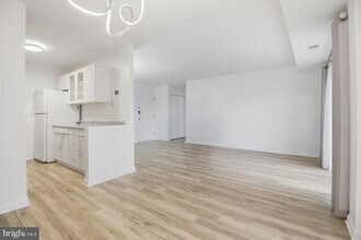 5250 Valley Forge Dr in Alexandria, VA - Building Photo - Building Photo