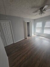 211 W Huff Ave, Unit Unit#A in San Antonio, TX - Building Photo - Building Photo