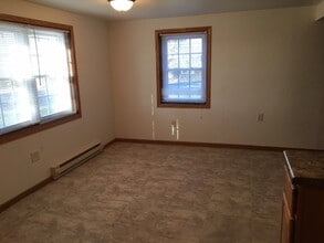 606 N Main St, Unit #8 in Holmen, WI - Foto de edificio - Building Photo