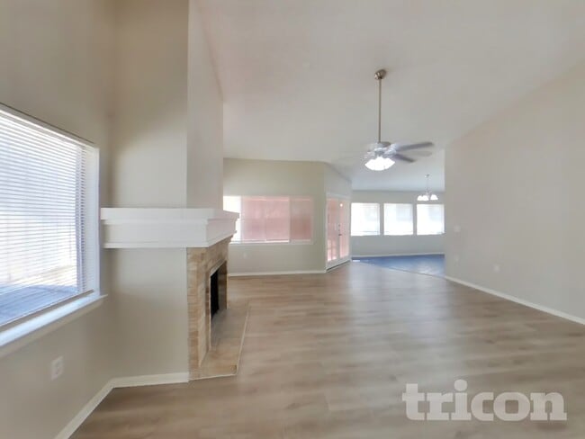 9302 Points Edge in San Antonio, TX - Foto de edificio - Building Photo