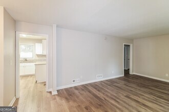 3717 Loren Dr in Decatur, GA - Foto de edificio - Building Photo