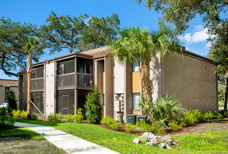 Oakbrook Village Apartments in Clearwater, FL - Foto de edificio - Building Photo