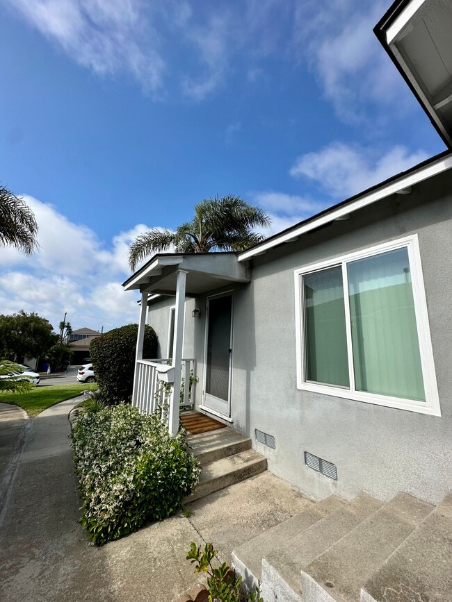1406 18th St, Unit 1406 18th St in Manhattan Beach, CA - Building Photo - Building Photo