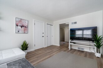 9003 Bronx Ave in Skokie, IL - Building Photo - Building Photo