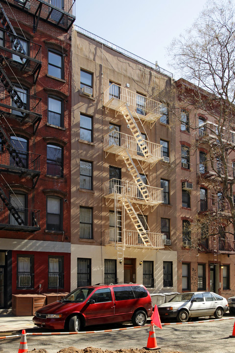 517 E 5th St in New York, NY - Building Photo