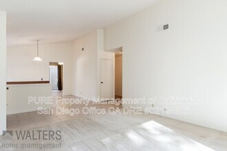 15665 Maturin Dr in San Diego, CA - Foto de edificio - Building Photo