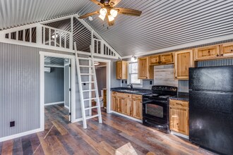 906 El Camino Real in Chico, TX - Building Photo - Building Photo