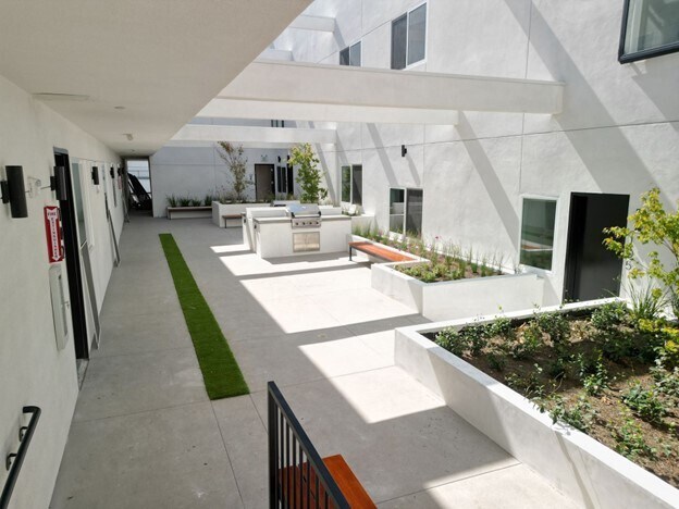 Oasis at the ROW in Los Angeles, CA - Building Photo