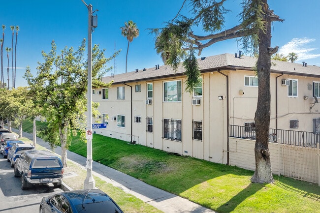 3900 Nicolet Ave in Los Angeles, CA - Foto de edificio - Building Photo