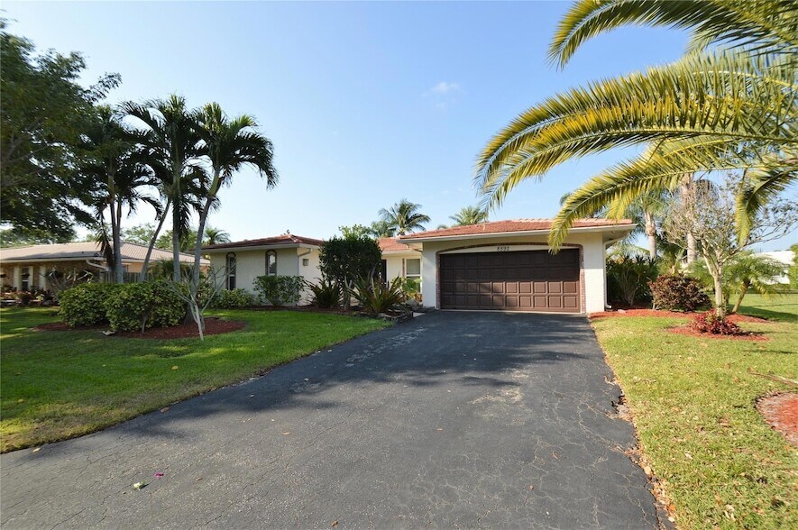 8592 NW 7th St in Coral Springs, FL - Building Photo
