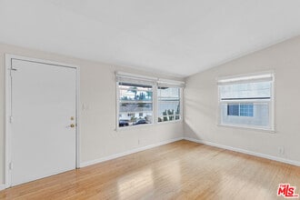 12021 Louise Ave in Los Angeles, CA - Building Photo - Building Photo