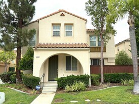 956 Mira Lago Way in San Marcos, CA - Building Photo