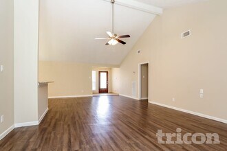 7318 Foxway Ln in Humble, TX - Foto de edificio - Building Photo